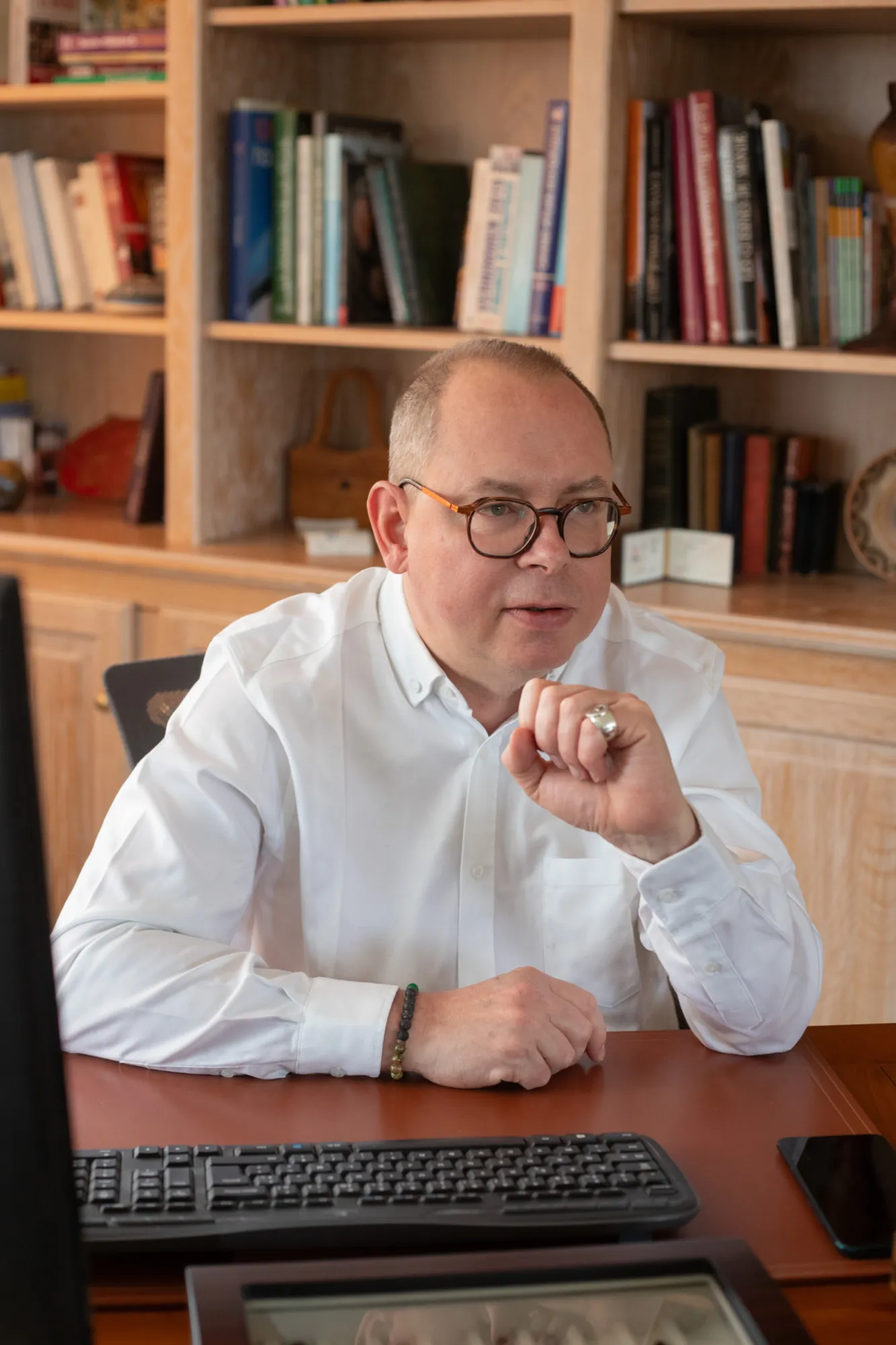 Photo d'Olivier Rouer assis à son bureau