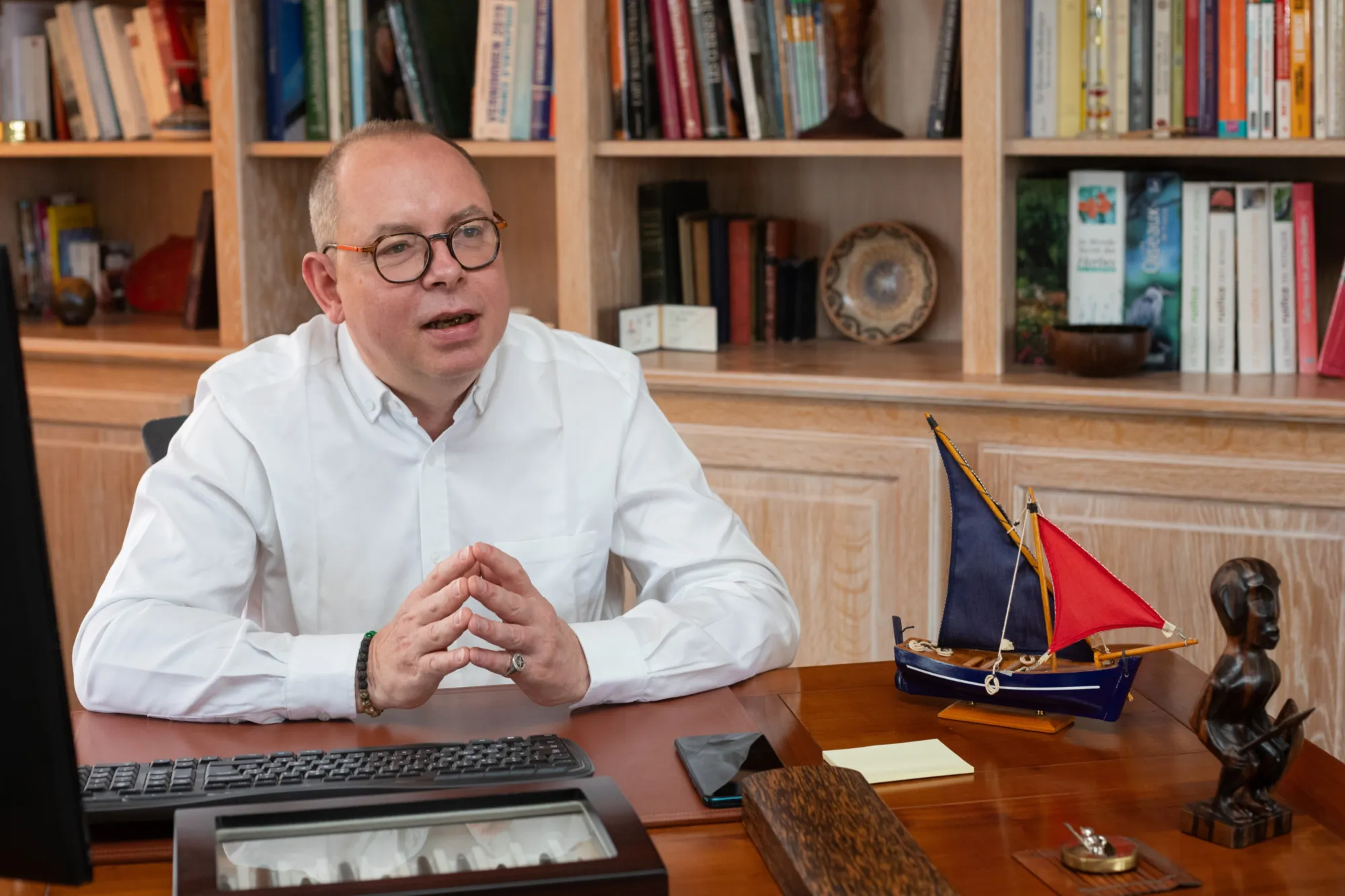 Photo d'Olivier Rouer assis à son bureau