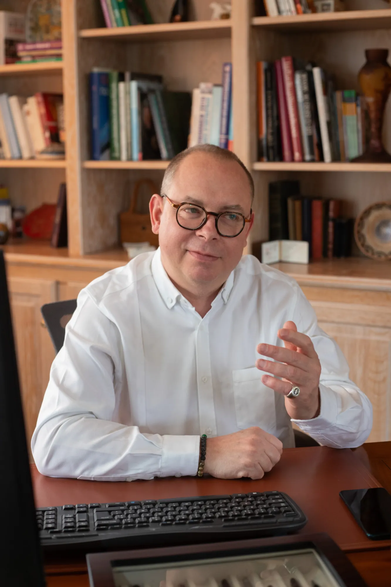 Photo d'Olivier Rouer assis à son bureau